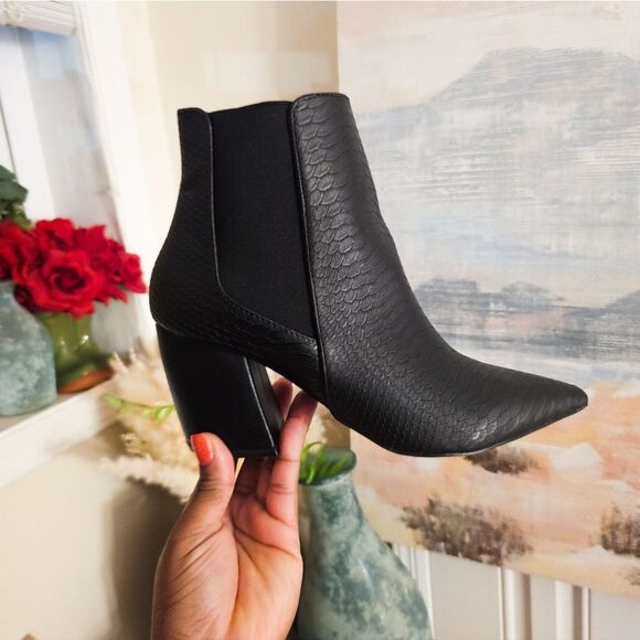 Qupid Snakeskin Print Elastic Side Ankle Booties - Size 8.5 - Picture 2 of 15